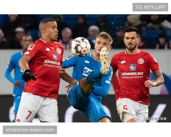 战术板：解析美因茨“三人人墙”防守任意球新策略